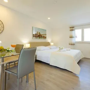Appartement & Libar, Split